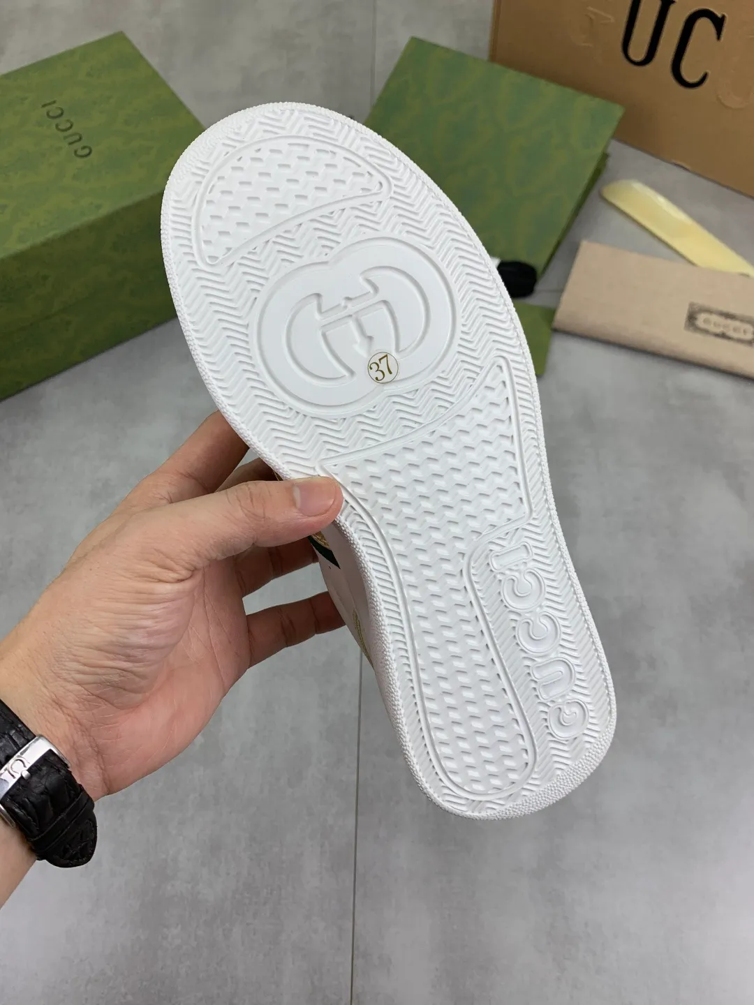 Men's shoes 💰P600 new GUCCI high version 🆕New series, 👫couple biscuit shoes, thick-soled sneakers, these are really comfortable, super light, comfortable and versatile, 👍a must-have item, this item is full of fun retro flavor. G’s new series continues to seek inspiration from daily life in other eras and incorporates the essence of current design to create refreshing designs. This sneaker is made of GG printed canvas and decorated with the classic double G monogram pattern, highlighting the profound connotation of the brand logo. GG printed embossed leather, glossy leather details, 5cm taller, instantly enhances your aura when worn! (With a complete set of packaging bags) Airplane box Size: 35-45